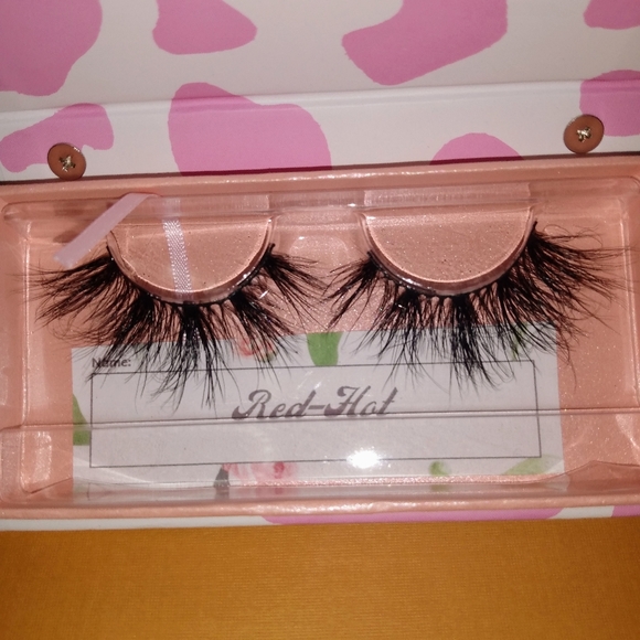 !! NEW RELEASE !! Hot Commodity Lashes - Picture 3 of 4